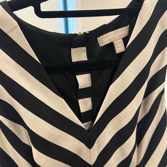 Women’s Banana Republic dress • has pockets!!!!! • size: 0P • gold zipper detail - Picture 2 of 4